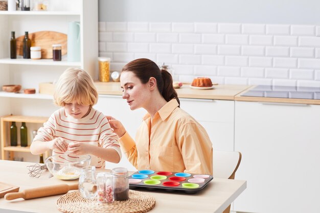 joven madre horneando con niño pequeño