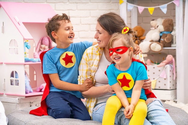 Joven madre juega con sus hijos