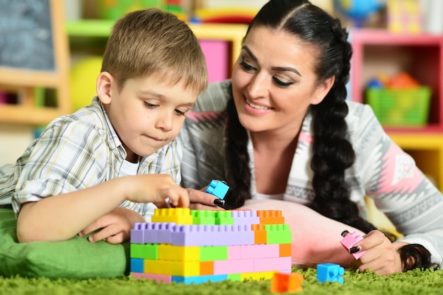 Joven madre jugando con hijo