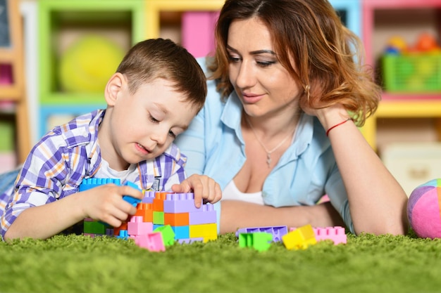 Joven madre jugando con hijo