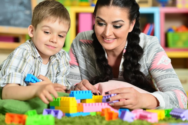 Joven madre jugando con hijo