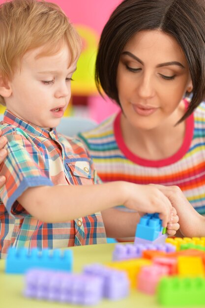 Joven madre jugando con lindo hijito