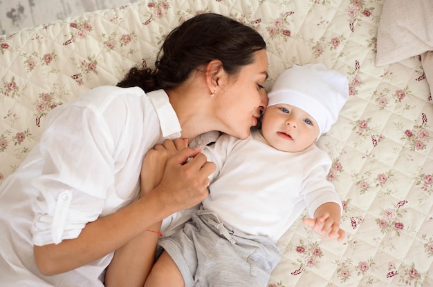 Joven madre jugando con su bebé