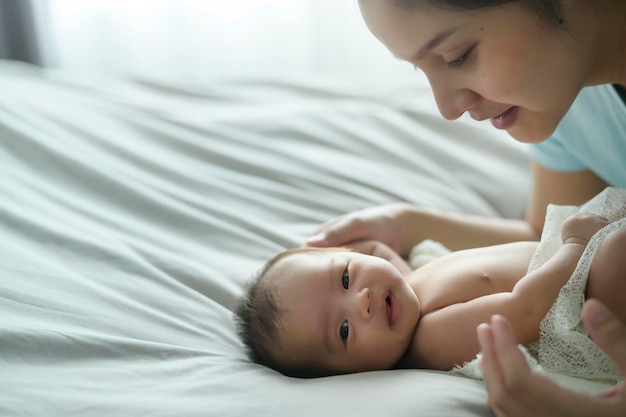 Joven madre con un lindo bebé recién nacido