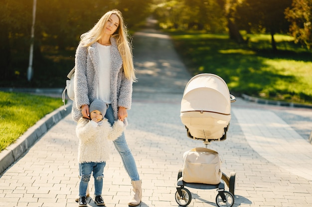 Joven madre con niño pequeño