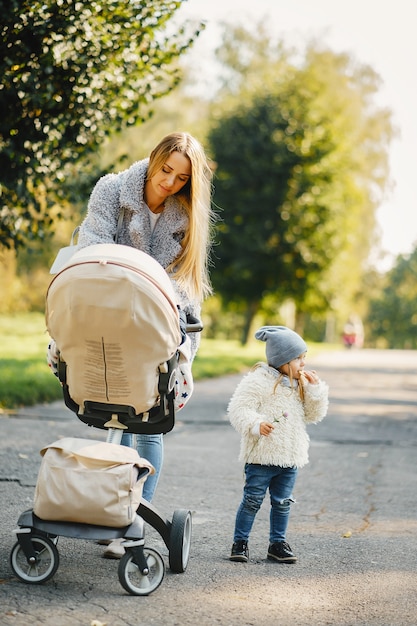 Foto joven madre con niño pequeño