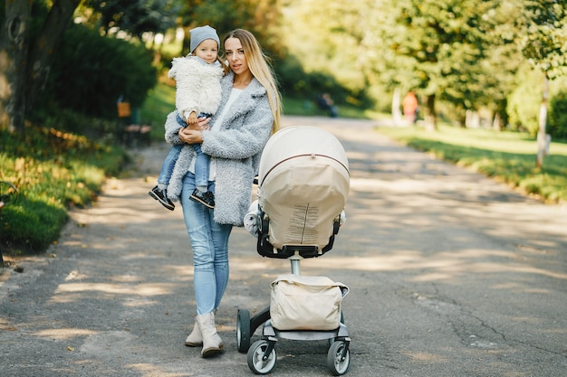 Joven madre con niño pequeño