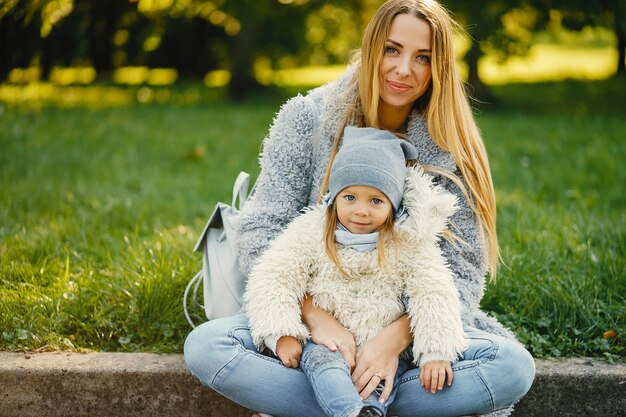 Joven madre con niño pequeño