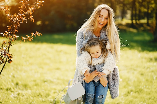 Joven madre con niño pequeño