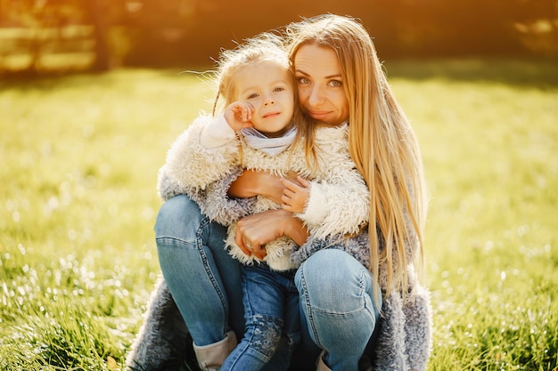 Joven madre con niño pequeño