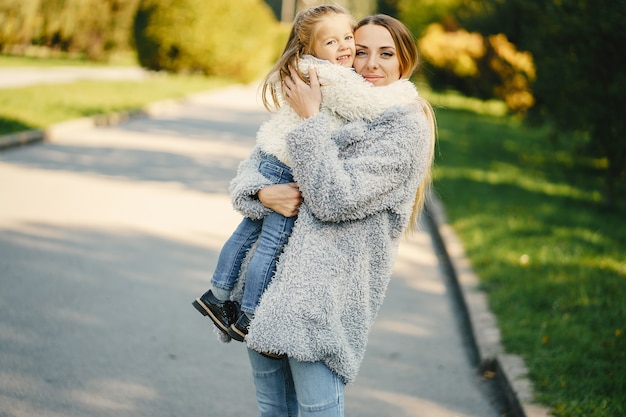 Joven madre con niño pequeño