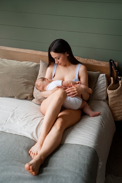 Foto joven madre pasando tiempo con el bebé