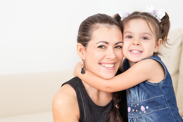 Joven madre con su bebé en el sofá