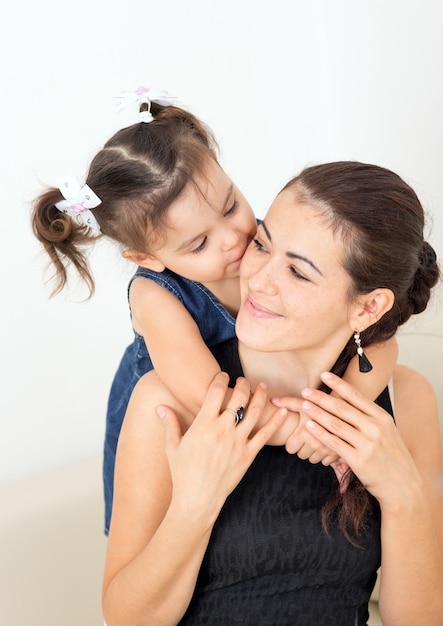 Foto joven madre con su bebé en el sofá