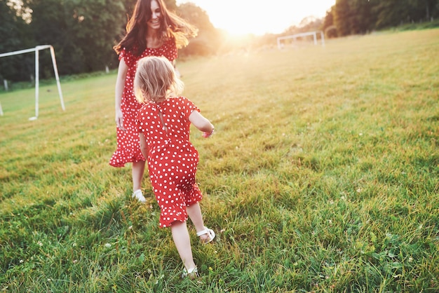 Joven madre con su hija pasar tiempo al aire libre en un lugar tan hermoso