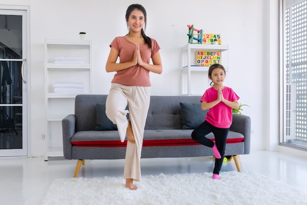 la joven madre y su hija