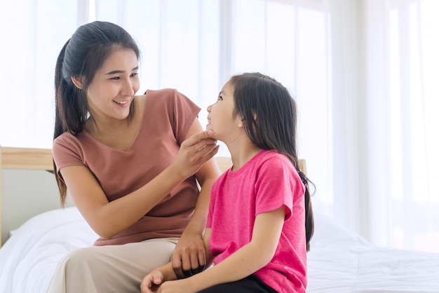 la joven madre y su hija