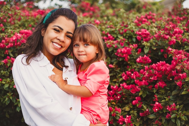 Joven madre con su hija