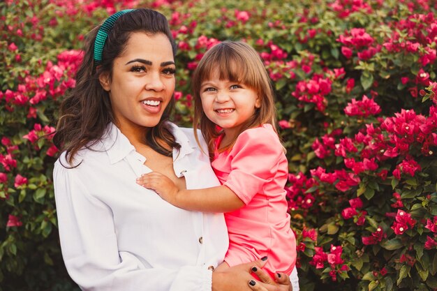 Joven madre con su hija