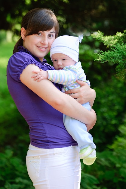 Foto joven madre y su hijo en la naturaleza en el parque.