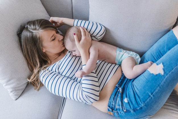 Joven madre con su hijo recién nacido