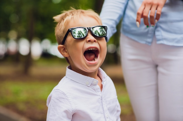 Joven madre con su niño pequeño al aire libre