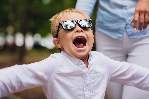 Joven madre con su niño pequeño al aire libre