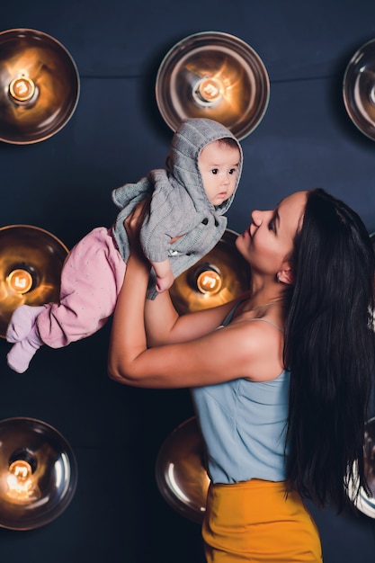 Joven madre con su pequeño bebé