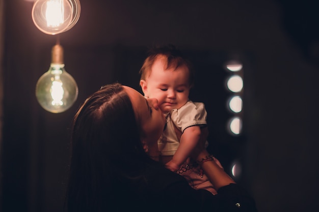 Joven madre con su pequeño bebé