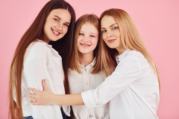 La joven madre con sus dos hijas está en el estudio.