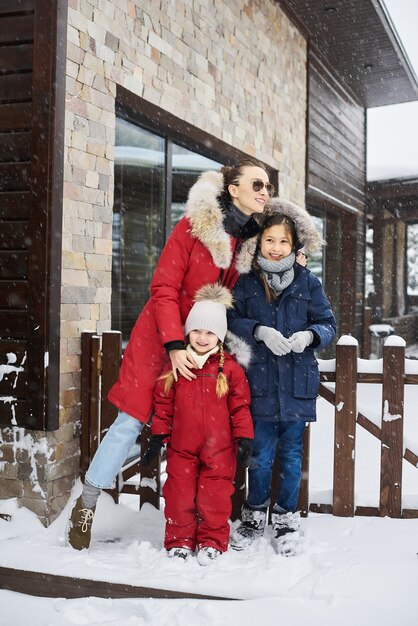 Una joven madre con sus hijos divirtiéndose en invierno.