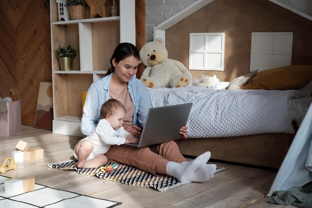 Joven madre trabajando de forma remota