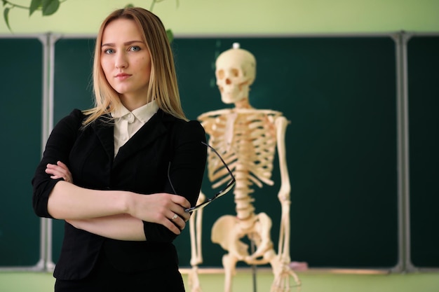 Joven maestra en el aula durante la clase