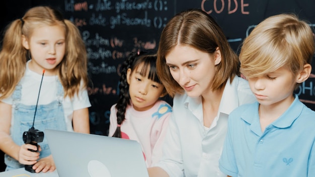 Un joven maestro inteligente que usa una computadora portátil para enseñar a sus estudiantes la erudición del sistema de programación