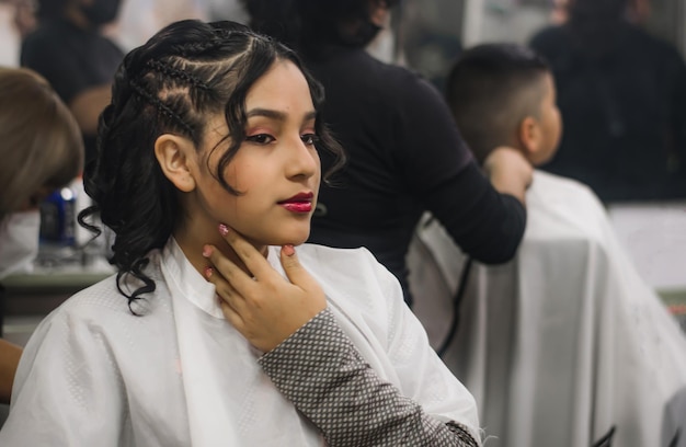 Joven maquillada y peinada en un spa profesional o peluquería.