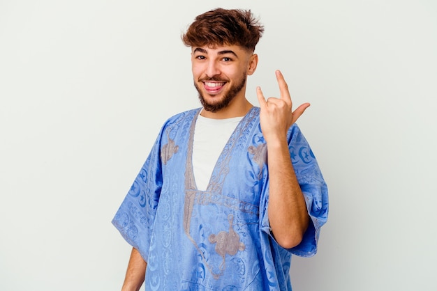 Joven marroquí aislado en blanco mostrando gesto de rock con los dedos