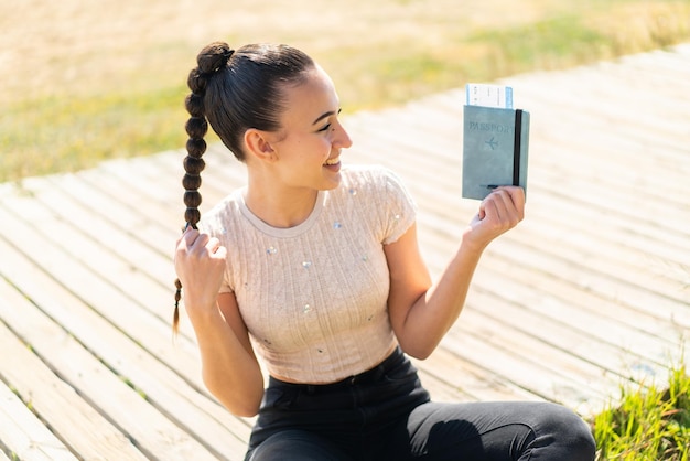 Joven marroquí con pasaporte al aire libre celebrando una victoria