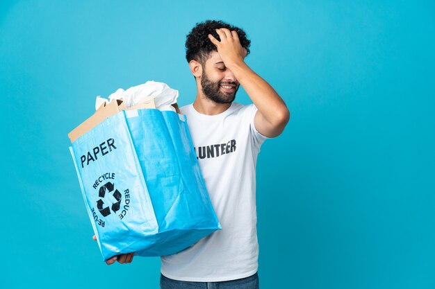 Joven marroquí sosteniendo una bolsa de reciclaje llena de papel