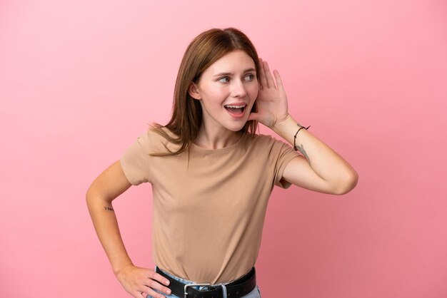 Joven marroquí usando un teléfono móvil aislado de fondo rosa con una expresión facial sorpresa