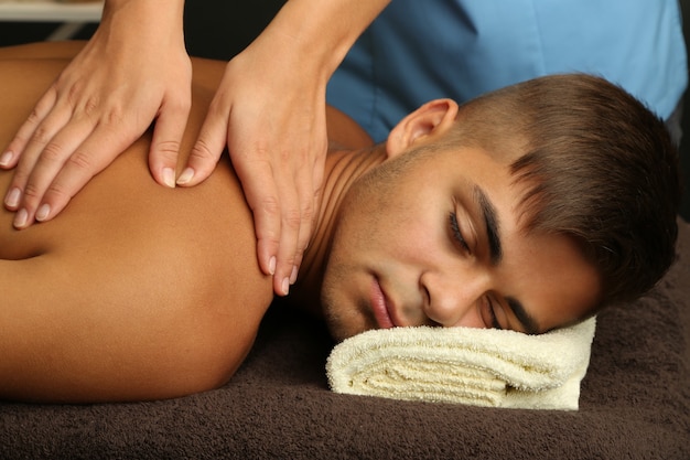 Joven con masaje de espalda de cerca