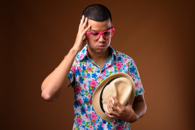 Foto joven con máscara contra un fondo blanco