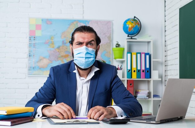 Joven con mascarilla médica que protege contra la propagación de la cuarentena de la enfermedad del coronavirus