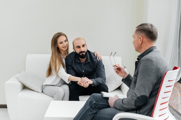 Un joven matrimonio acudió a una cita y consulta con un psicoterapeuta Asesoramiento y