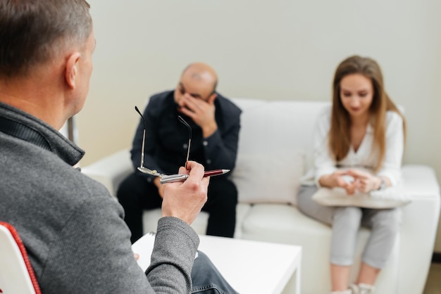 Un joven matrimonio acudió a una cita y consulta con un psicoterapeuta.