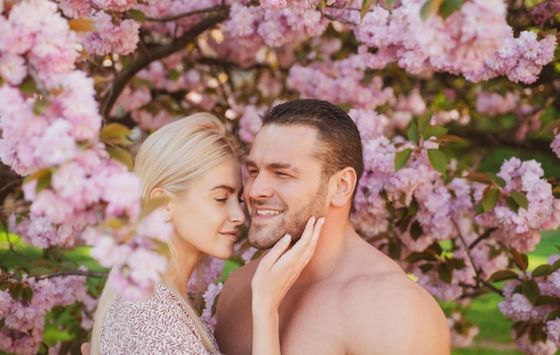 Joven matrimonio romántico y amor toque sensual