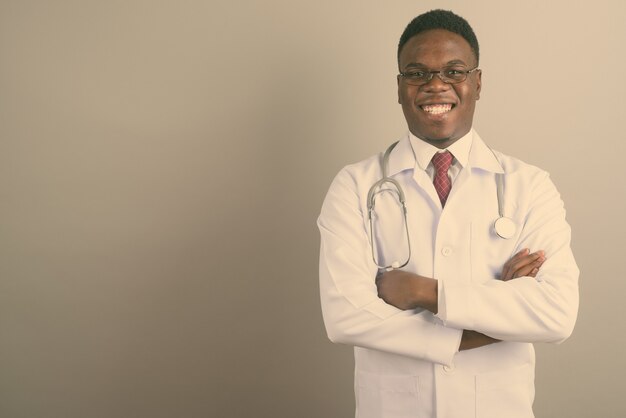 Joven médico africano con anteojos