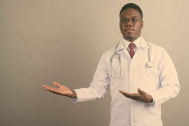 Joven médico africano con anteojos