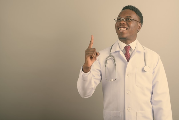 Joven médico africano con anteojos