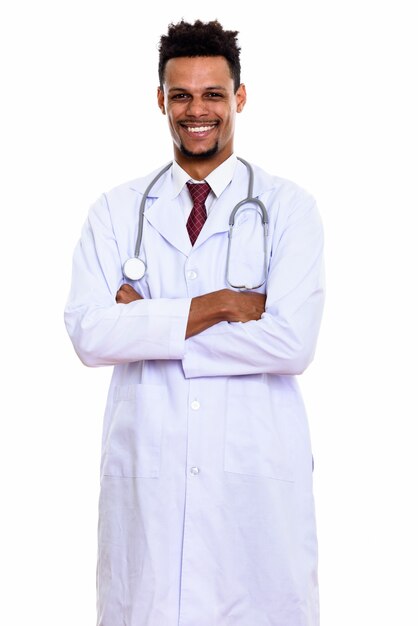 Joven médico africano feliz sonriendo y de pie con los brazos cruzados.