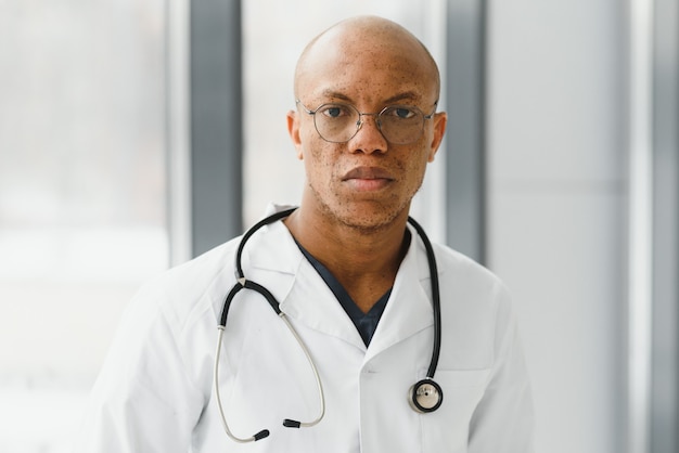Joven médico africano masculino en el hospital